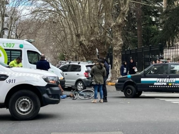 Ciclista herida tras ser impactada por un auto en la esquina de 13 y 57