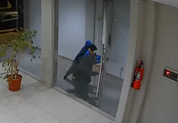 Violenta entradera a un edificio de La Plata: Forzaron un portón para robar y dejaron a los vecinos sin poder sacar sus autos