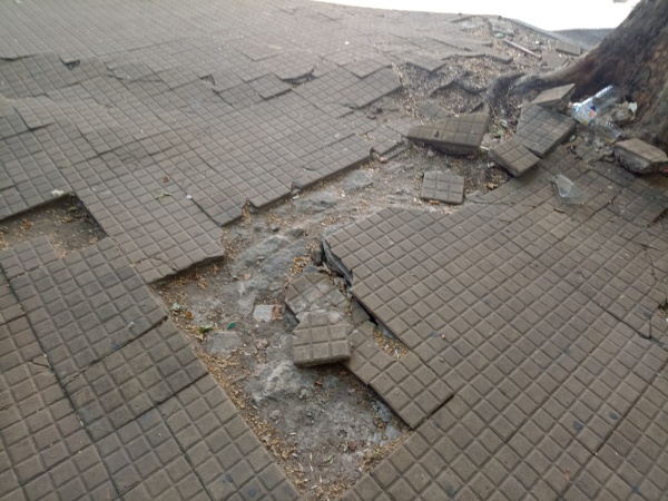 Vecinos de 44 y 10 denuncian que varias personas ya sufrieron caídas por el estado de la vereda