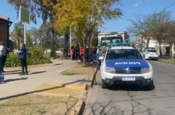 ABSA entregó bidones de agua a los vecinos de Gonnet pidiendo DNI y con presencia policial