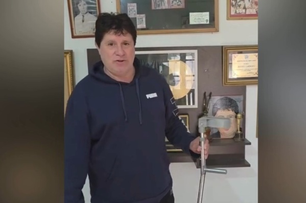 El cantante de cumbia Daniel Cardozo encontró una muleta ortopédica en Olmos y busca a su dueño