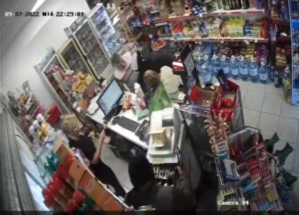 Dos delincuentes armados robaron un comercio platense