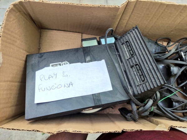 Encontró una Play Station 2 en la basura, la fue a probar a su casa y se llevó una increíble sorpresa: “Este anda pulenta”