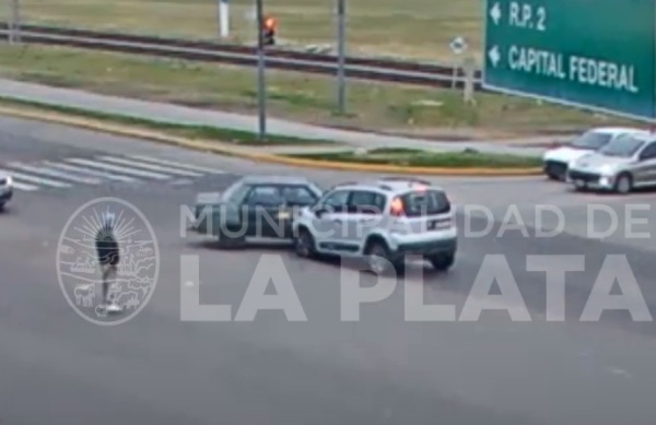 Pasó en rojo un semáforo en City Bell, chocó y debió ser hospitalizado