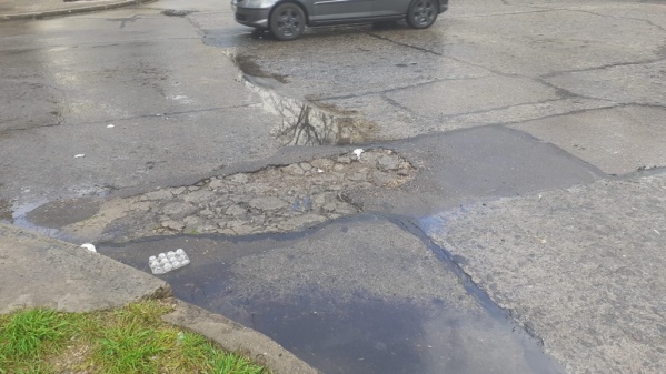 Vecinos piden la reparación del asfalto en 11 y 39