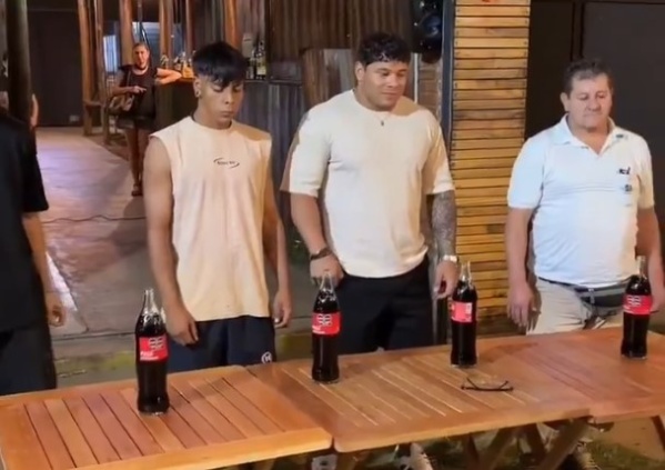 Un hombre tomó 1 litro de gaseosa en 15 segundos y se volvió viral