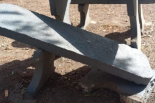 Un chico de 13 a&ntilde;os fue aplastado por un banco de hormig&oacute;n en Parque Saavedra: "Se salv&oacute; de milagro"