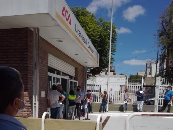 “Nos tienen al rayo del sol, no se aguanta”: vecinos reclaman por “lo lento” que se torna renovar la licencia de conducir