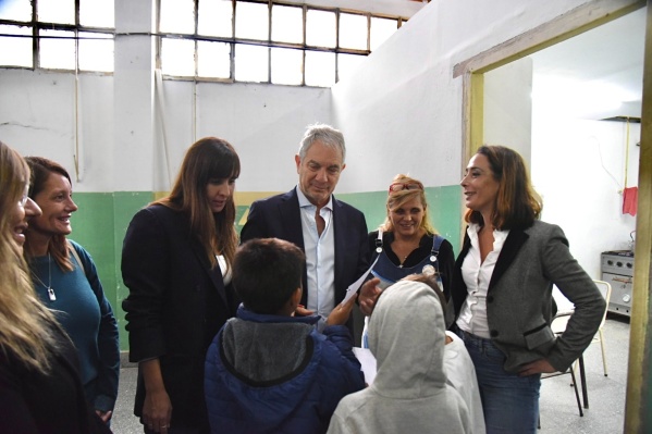 Alak recorrió las obras que se están realizando en escuelas de Los Hornos y Olmos