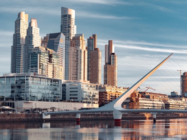 Fueron de La Plata a Puerto Madero y vieron un cuerpo tirado en el r&iacute;o