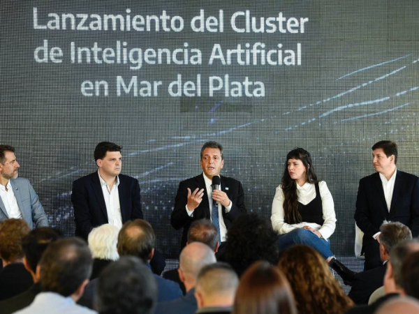 Massa: "Tenemos que adaptar el sistema de educación secundaria, robótica y programación deben ser obligatorias en 2024"