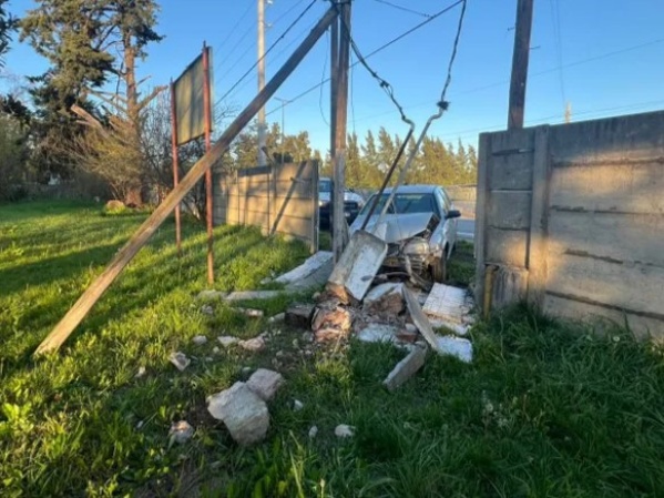 Un joven perdió el control de su auto y chocó contra un paredón en Olmos