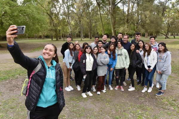 El Paseo del Bosque fue lugar de encuentro entre Garro y estudiantes por su día: "Queremos que vean un futuro en nuestro"