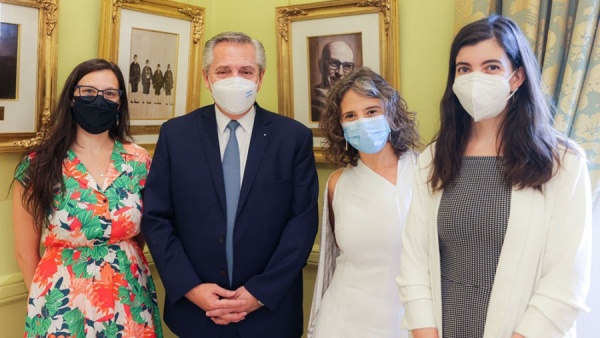 Alberto Fernández homenajeó a científicas argentinas: "Pone en valor el aporte de la mujer para el desarrollo"