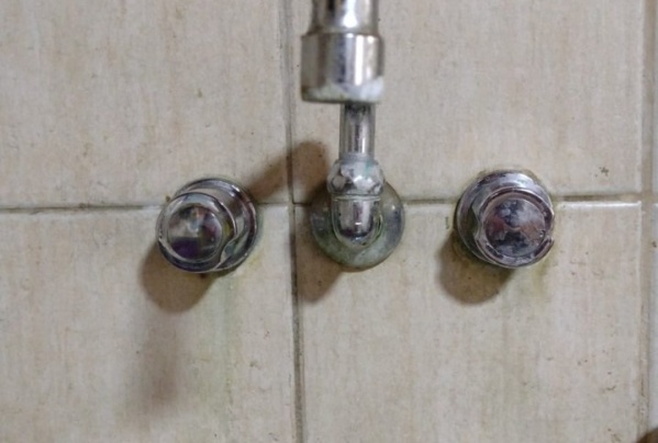 Sin agua y sin respuestas, los vecinos de Villa Elvira denunciaron la falta del suministro