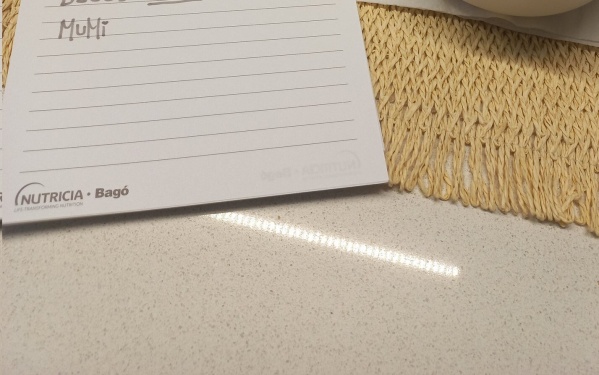 "Guardá la hoja, vale oro": se metió a bañar, salió y quedó sorprendida con una nota que encontró sobre la mesa