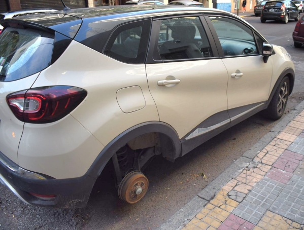 Los robaruedas volvieron a atacar y los vecinos de La Plata estallaron de bronca