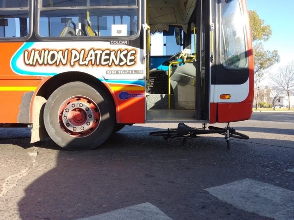 Un jubilado que iba en bicicleta fue atropellado por un colectivo en Tolosa