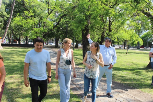 Castro y Jazmín recorrieron una feria de emprendedores en La Plata: "Un país es, cuando tiene capacidad de generar empleo"