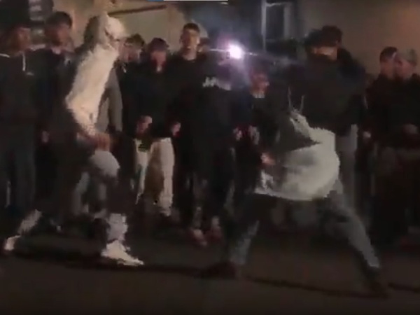 Tensión y violencia en la madrugada platense: feroz pelea entre jóvenes en Plaza Moreno