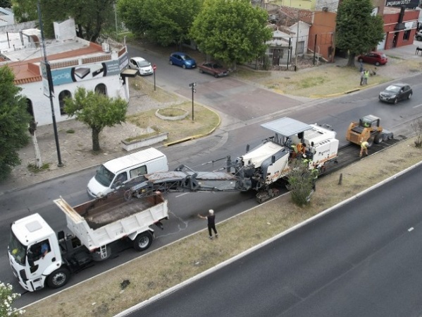 La Provincia avanza con las obras de repavimentaci&oacute;n en Camino Centenario