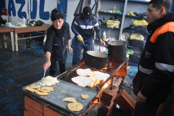 UOCRA La Plata recibe a vecinos afectados por el temporal: hay camas, ropa y sirven comida caliente