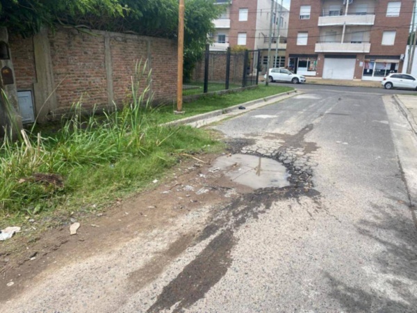 Preocupación entre los vecinos de 6 y 77 por un bache que acumula agua y una calle intransitable