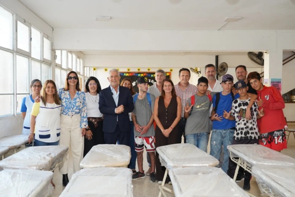 Más de 2.600 estudiantes de La Plata recibieron nuevo mobiliario escolar
