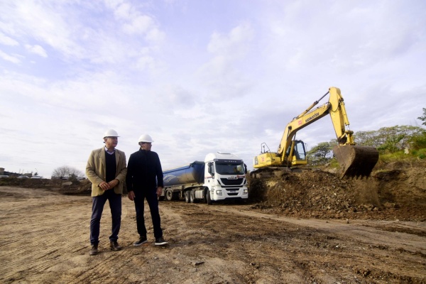 Garro recorrió el reservorio hídrico de Los Hornos: "Obras como estas llevan seguridad y tranquilidad a las familias"
