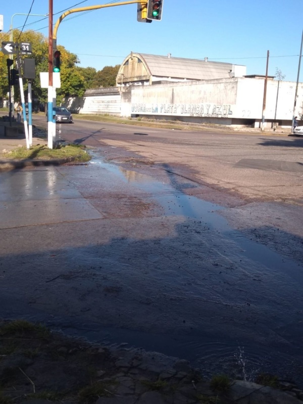 Vecinos de Altos de San Lorenzo reclaman el arreglo de un enorme charco de agua y falta de presión en las canillas