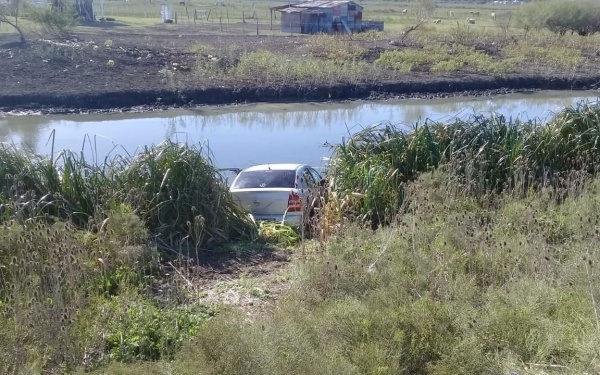 Un automovilista de 70 años se despistó y terminó dentro de un canal en Berisso