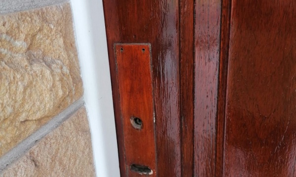 Apareció un nuevo ladrón de picaportes en La Plata y lo atraparon con un destornillador en la mano