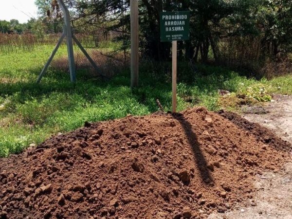 Vecinos de City Bell denuncian que un vecino arroja basura y tapa las zanjas