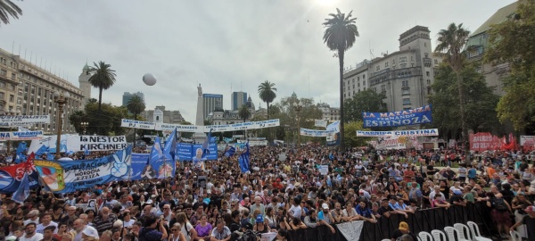 Una multitud se moviliza a Plaza de Mayo en el Día de la Memoria
