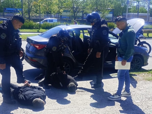 Detuvieron a dos delincuentes que robaba autoparte en La Plata