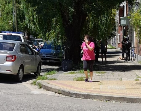 Un delincuente le quiso robar a una mujer y los vecinos lo lincharon en 1 y 68