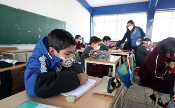 Para combatir el frío de sus alumnos de Altos de San Lorenzo un profesor quiere conseguir abrigos