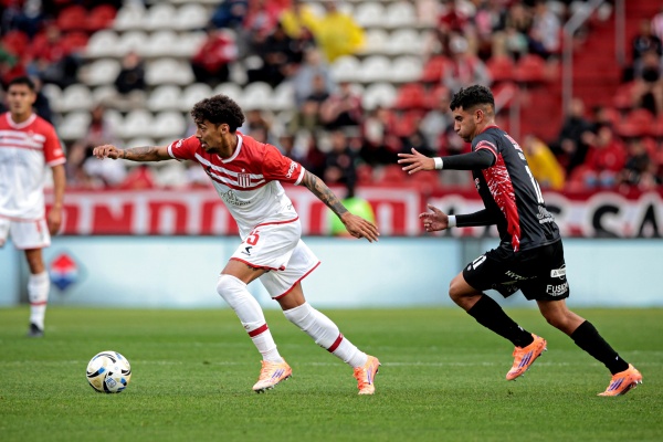 Por Arasa y el VAR, Estudiantes empató ante Barracas Central y no pudo llegar a la punta