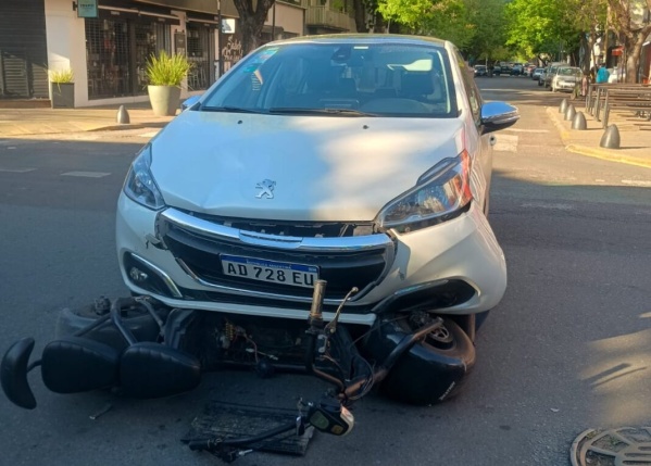 Un choque en pleno centro de La Plata dejó un motociclista herido