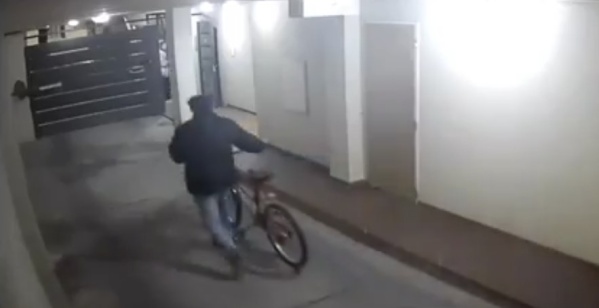 Un hombre entró a un edificio de La Plata y se robó una bicicleta de la cochera