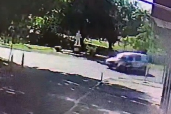 Un conductor chocó a un motociclista y se dio a la fuga en Berisso: el hecho quedó filmado