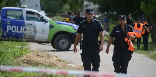 Detuvieron a una pareja en Berisso tras ofrecer marihuana casa por casa al grito de "Vendemos condimentos"