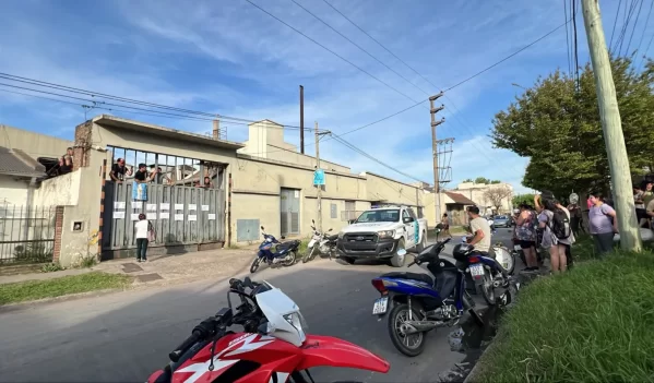 Trabajadores tomaron una fábrica en Berisso tras un mes de cierre y falta de pago