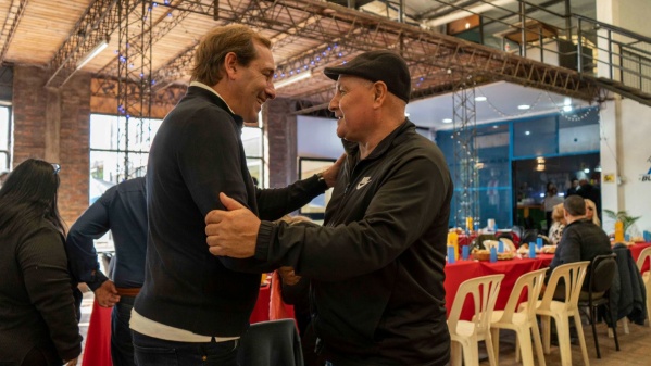 Garro visitó Ringuelet: recorrió el arroyo El Gato, dialogó con vecinos y compartió un almuerzo con comerciantes