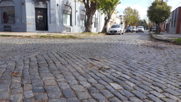 Presentaron una medida cautelar contra la Municipalidad de La Plata para suspender el asfaltado sobre adoquines patrimoniales