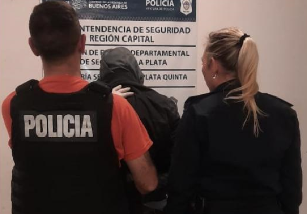 Un delincuente le disparó a un repartidor para robarle la moto pero la bala no salió