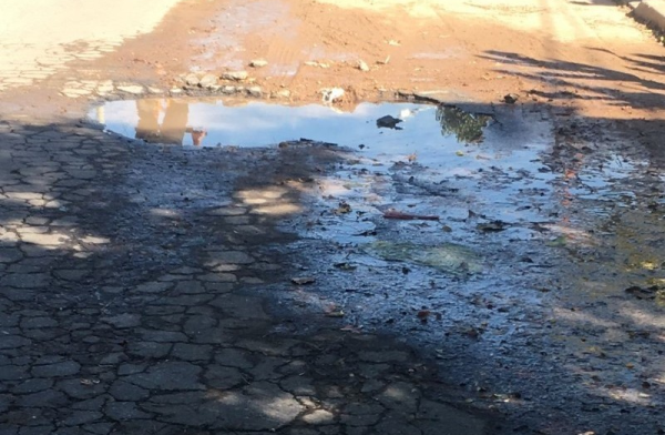 En Villa Elvira se quejan por un pozo en el medio de la calle