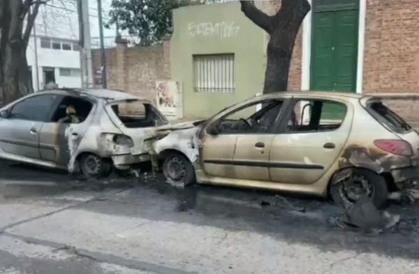 Pánico por el brutal incendio de dos autos en La Plata