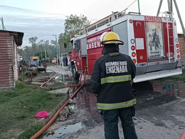 Una casa ardió en llamas en Ensenada y una mujer murió carbonizada