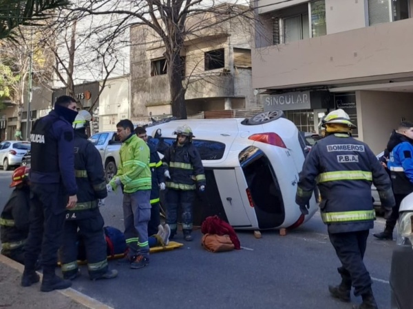 Una mujer perdió el control de su vehículo y terminó volcando en 44 entre 14 y 15